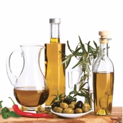 Салфетки для декупажа с изображением оливок и бутылок с оливковым маслом